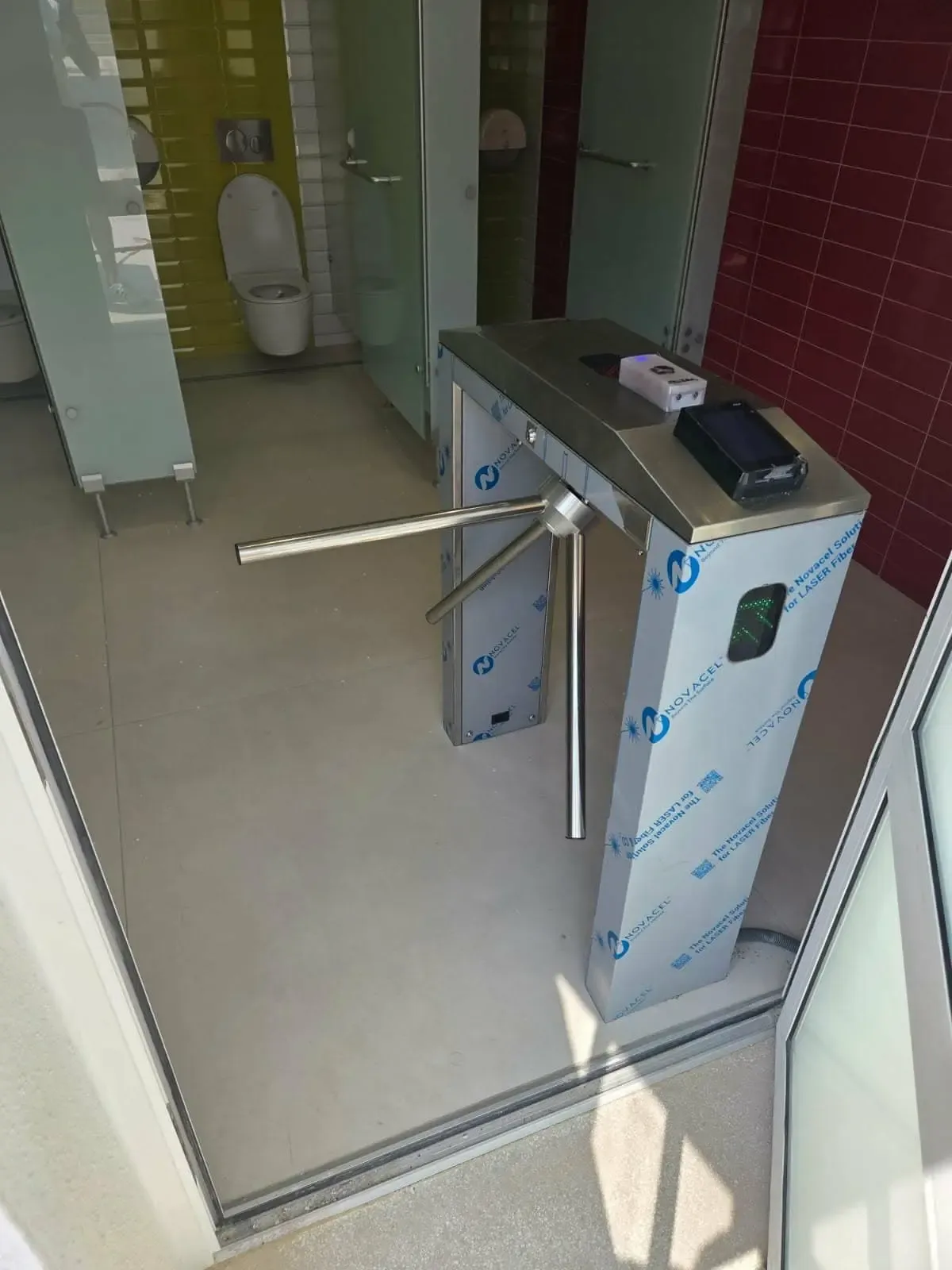 Installation de contrôle d'accès des toilettes publiques du Barcarès